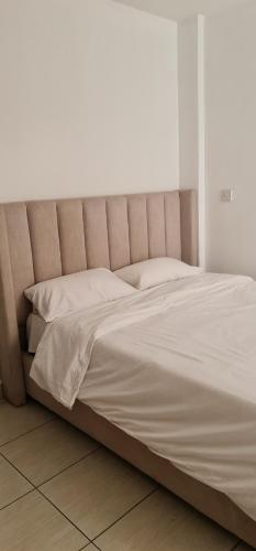 Ένα ή περισσότερα κρεβάτια σε δωμάτιο στο Eagles nest III Furnished apartments