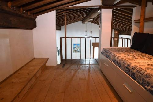 una camera con letto e pavimento in legno di [Sea Garden] Elegant Villa with a View a Rio nellʼElba