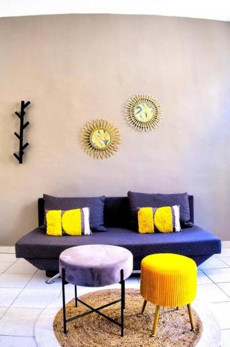 un soggiorno con divano blu e 2 specchi di Appartement 1er arrondissement a Marsiglia