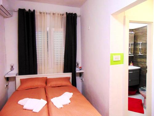 ein Schlafzimmer mit einem Bett mit zwei Handtüchern darauf in der Unterkunft 2 bedrooms appartement with private pool enclosed garden and wifi at Zadar 2 km away from the beach in Zadar