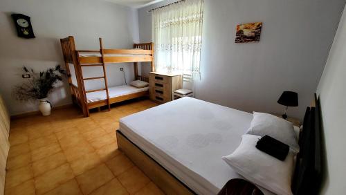 um quarto com uma cama e um beliche em Tuana's Apartment em Shkodër