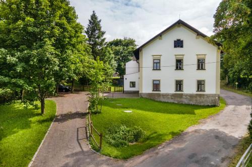 een luchtzicht op een wit huis met bomen bij Stará Škola Hedeč in Králíky