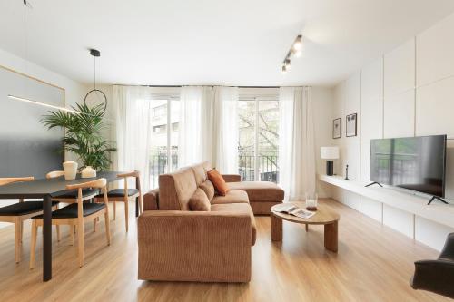 een woonkamer met een bank en een tafel bij Casanova Apartments by Olala Homes in Barcelona