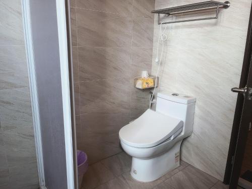 東港的住宿－前寓民宿，一间位于客房内的白色卫生间的浴室