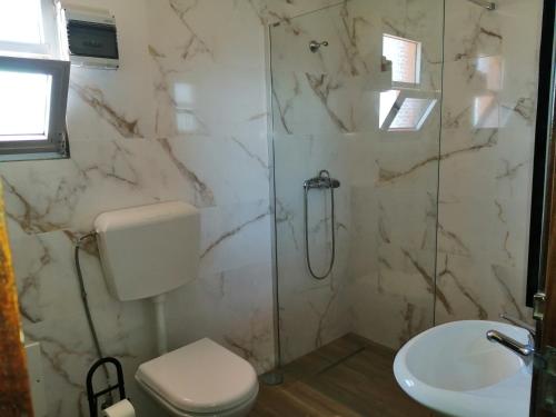 ポルト・ダ・クルースにあるVista Boaのバスルーム(トイレ、洗面台付)