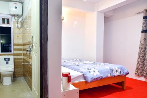 uma pequena casa de banho com uma cama e um WC em Lava Hotel Aashiyana em Lava