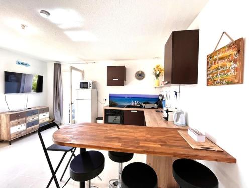 Η κουζίνα ή μικρή κουζίνα στο Appartement 2 chambres à Lama avec Piscine