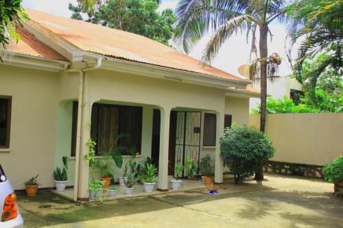 una casa con delle piante davanti di Ariel comfort home ad Arusha