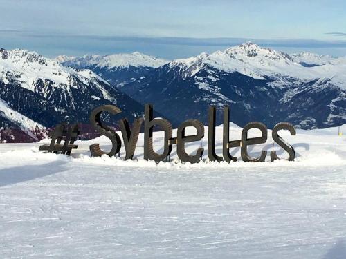 a sign in the snow on top of a mountain at Appartement cosy à Saint-Sorlin-d'Arves 29 m² vue montagne in Saint-Sorlin-dʼArves