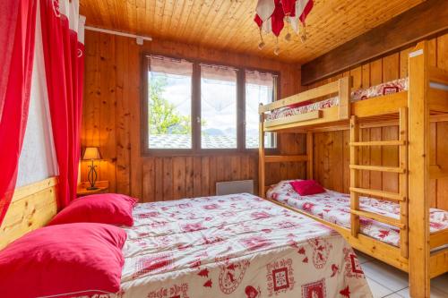 1 Schlafzimmer mit 2 Etagenbetten und einem Fenster in der Unterkunft Appartement de 4 chambres a Saint Sorlin d'Arves a 100 m des pistes avec balcon et wifi in Saint-Sorlin-dʼArves