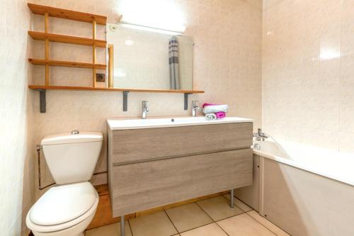 ein Badezimmer mit einem WC, einem Waschbecken und einem Spiegel in der Unterkunft Appartement de 4 chambres a Saint Sorlin d'Arves a 100 m des pistes avec balcon et wifi in Saint-Sorlin-dʼArves