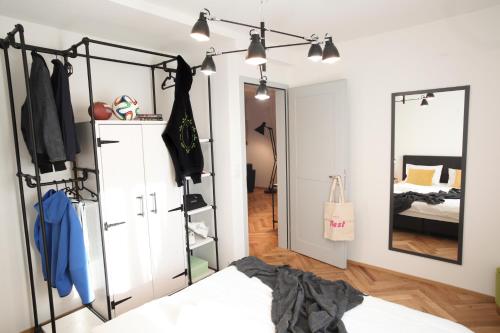 Postel nebo postele na pokoji v ubytování Nest - Müllerstrasse 57