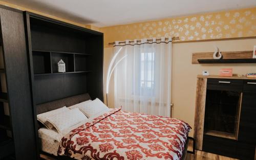 1 dormitorio con 1 cama con manta roja y blanca en Carla's Studio Central Palas, airport shuttle, en Iaşi