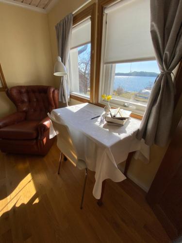 uma sala de estar com uma mesa, um sofá e uma janela em Sun Slottet em Estocolmo