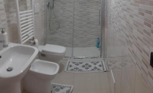 ein Bad mit einer Dusche, einem WC und einem Waschbecken in der Unterkunft Profumo di Mare (Sea's Perfume) in Giovinazzo