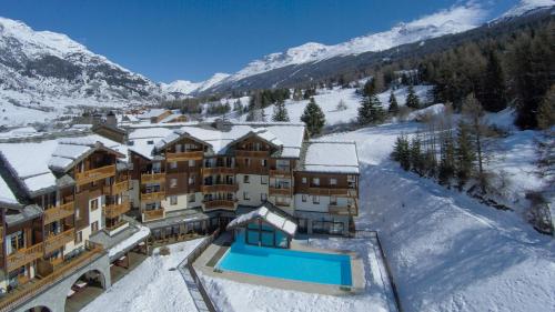 widok z góry na ośrodek w śniegu w obiekcie travelski home premium - Résidence Les Alpages de Val Cenis 4 w mieście Les Champs