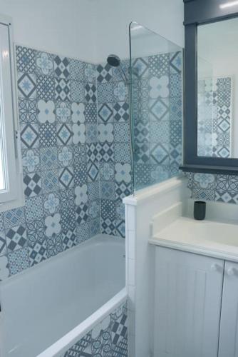 une salle de bain avec une douche, un lavabo et un miroir dans l'établissement Maison NAUCALA proche de la piscine, à Lacanau