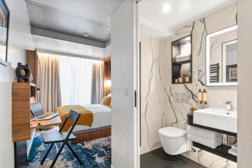 een hotelkamer met een bed en een badkamer bij CARD Hôtel in Parijs