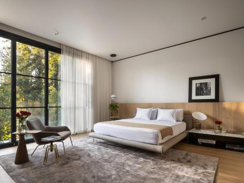 a bedroom with a bed and a desk and a chair at Angelo in Los Angeles
