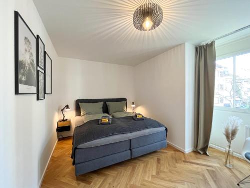 ein Schlafzimmer mit einem Bett und einem großen Fenster in der Unterkunft Wohnperle*ElbOase*einzigartig*hochwertig*ruhig in Dresden