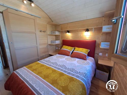 a bed in a small room in a rv at La roulotte du tonnelier in Castelnau-de-Montmiral