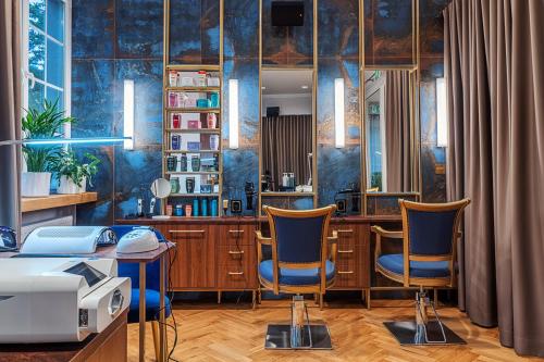 a room with two chairs and a desk with a computer at Małopolanka & Spa in Krynica Zdrój
