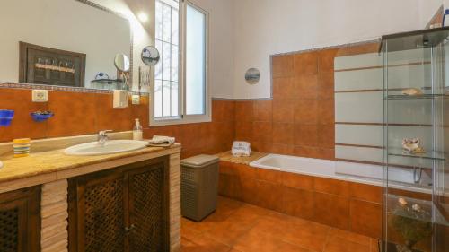 łazienka z umywalką i wanną w obiekcie Casa rural Navalonguilla Santa Olalla del Cala by Ruralidays w mieście Almadén de la Plata