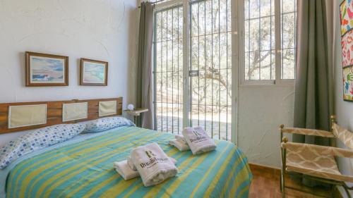 sypialnia z łóżkiem i ręcznikami w obiekcie Casa rural Navalonguilla Santa Olalla del Cala by Ruralidays w mieście Almadén de la Plata