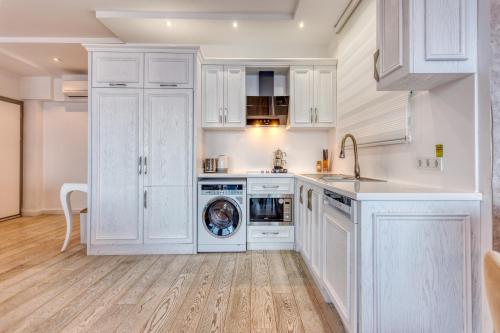 Dapur atau dapur kecil di Villa Lucida - Kalkan Hills - Exclusive Villas with Private Pool and Majestic Sea Views