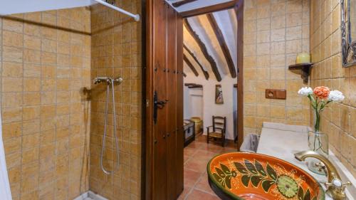 y baño con ducha y lavamanos. en Cortijo Palitroques Carcabuey by Ruralidays, en Carcabuey