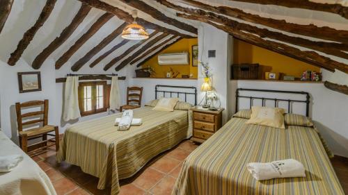 1 dormitorio con 2 camas en una habitación en Cortijo Palitroques Carcabuey by Ruralidays, en Carcabuey