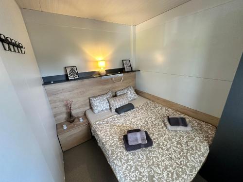 Habitación pequeña con 1 cama y 2 almohadas en BB HOUSE KOLPA RIVERSIDE, en Metlika