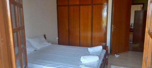 1 dormitorio con cama y armario de madera en Seaview Miloi, en Eretria