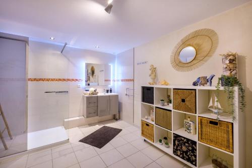 ein Bad mit einer Dusche, einem Waschbecken und einem Spiegel in der Unterkunft Le mas des pins in Peymeinade