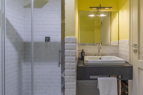 ein Bad mit einem Waschbecken und einem Spiegel in der Unterkunft Belle Boutique in Sliema