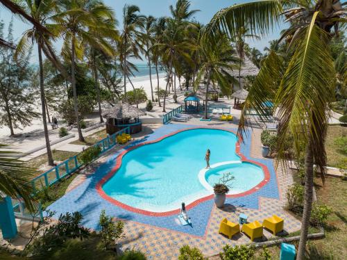 een uitzicht over het zwembad van het strandresort bij F-Zeen Boutique Hotel Zanzibar in Uroa