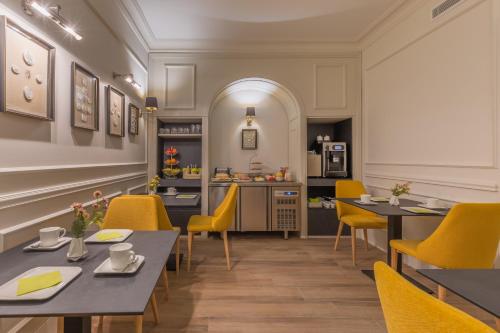 un restaurante con mesas y sillas y una cocina en Belle Boutique en Sliema