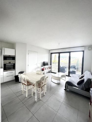 un salon avec une table et un canapé dans l'établissement Spacieux T2 + Parking à 5 min d'Aix, à Aix-en-Provence