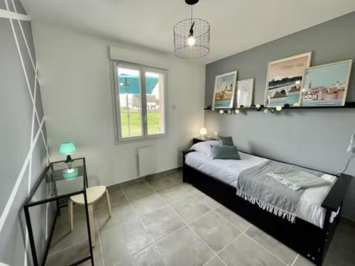 Schlafzimmer mit einem Bett, einem Tisch und einem Fenster in der Unterkunft Villa Casa Mia - BY PRIMO C0NCIERGERIE in Simandre