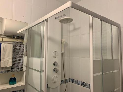 prysznic ze szklanymi drzwiami w łazience w obiekcie SEAVIEW La Mata pool&beach w mieście Torrevieja