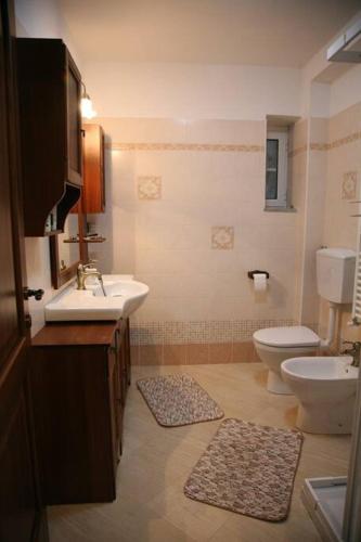 a bathroom with a sink and a toilet at L'antico Frantoio dei nonni in Sestri Levante