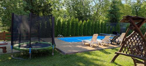 Bazén v ubytování Mini Hotel Zakrut nebo v jeho okolí