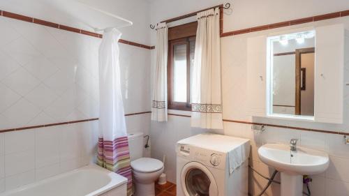 La salle de bains est pourvue d'un lave-linge et d'un lavabo. dans l'établissement Cortijo Sylvestris Periana by Ruralidays, à Periana