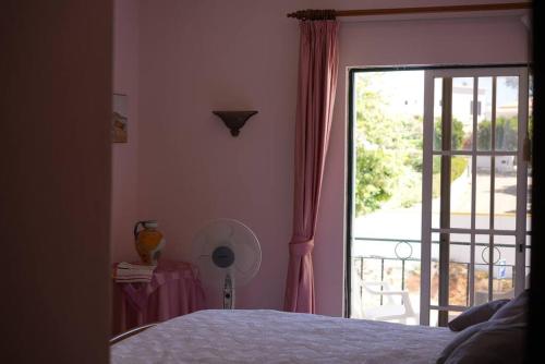Spacious Portuguese flat with pool next to beach
