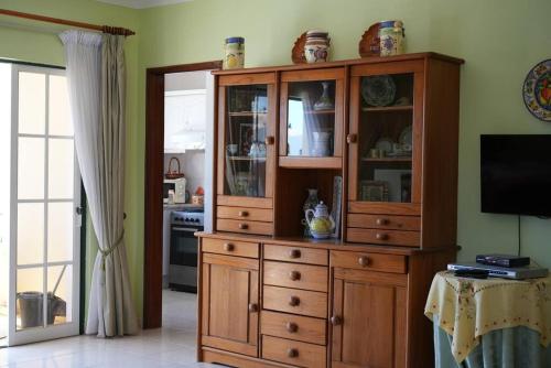 Spacious Portuguese flat with pool next to beach