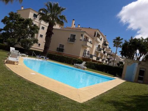Spacious Portuguese flat with pool next to beach