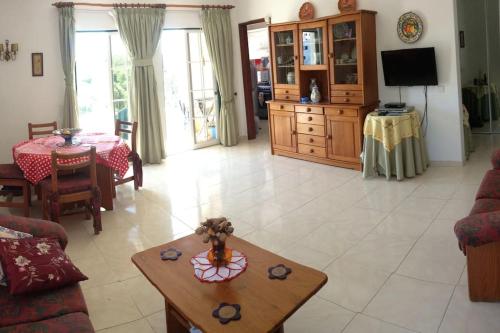 Spacious Portuguese flat with pool next to beach