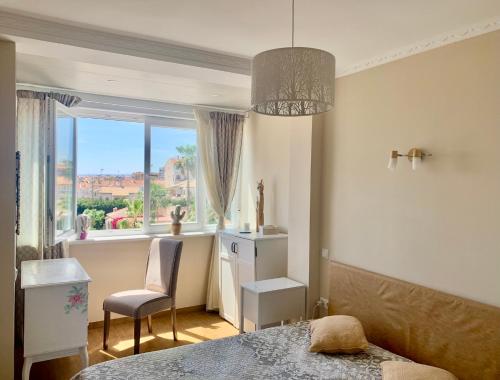 sypialnia z łóżkiem, biurkiem i oknem w obiekcie SEAVIEW La Mata pool&beach w mieście Torrevieja