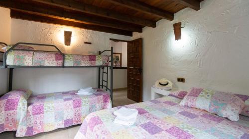 1 dormitorio con 2 literas en una habitación en El Molinillo de Jimera Jimera de Libar by Ruralidays, en Jimera de Líbar