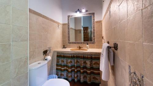y baño con lavabo, aseo y espejo. en El Molinillo de Jimera Jimera de Libar by Ruralidays, en Jimera de Líbar